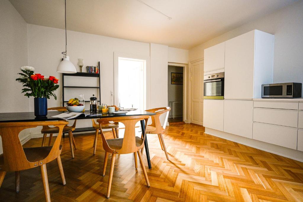 Bright and Spacious Apartment Close to the Queen's palace - main image