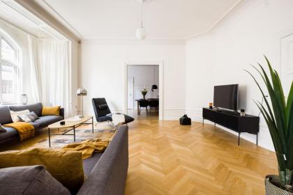 Luxury 3BR Manor Flat 5 min from Tivoli Gardens - image 17