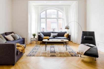 Luxury 3BR Manor Flat 5 min from Tivoli Gardens - image 3