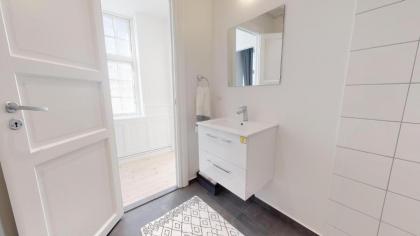 Big 4 BR Flat with Bathtub by CPH City Hall Square - image 19