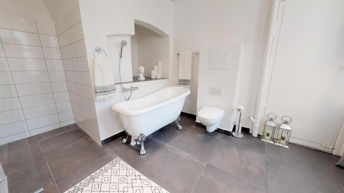 Big 4 BR Flat with Bathtub by CPH City Hall Square - image 6