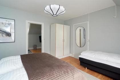 Stylish 5 Person Flat in Vibrant Urban Area - image 17