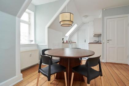 Stylish 5 Person Flat in Vibrant Urban Area - image 3