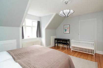 Stylish 5 Person Flat in Vibrant Urban Area - image 6