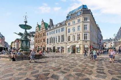 Spacious bright apartment with a balcony in the center of Copenhagen - image 6