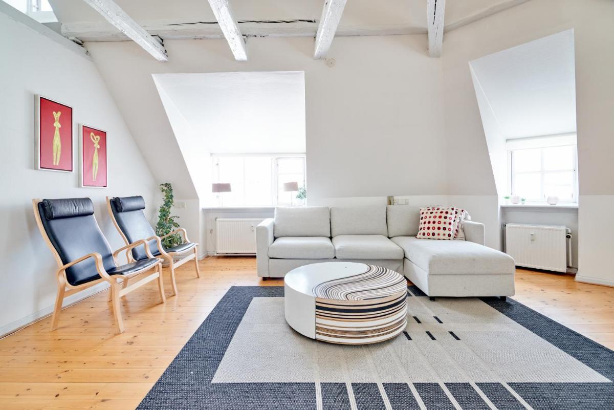 Unique Apartment w Exposed Beams Next to Tivoli - image 4