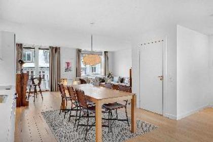 Trendy and bright 1 bedroom apartment with 2 balconies in central Copenhagen - image 5