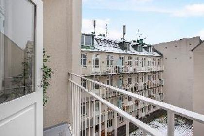 Trendy and bright 1 bedroom apartment with 2 balconies in central Copenhagen - image 6