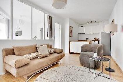 Spacious modern 1-bedroom apartment with a balcony in Copenhagen downtown - image 4