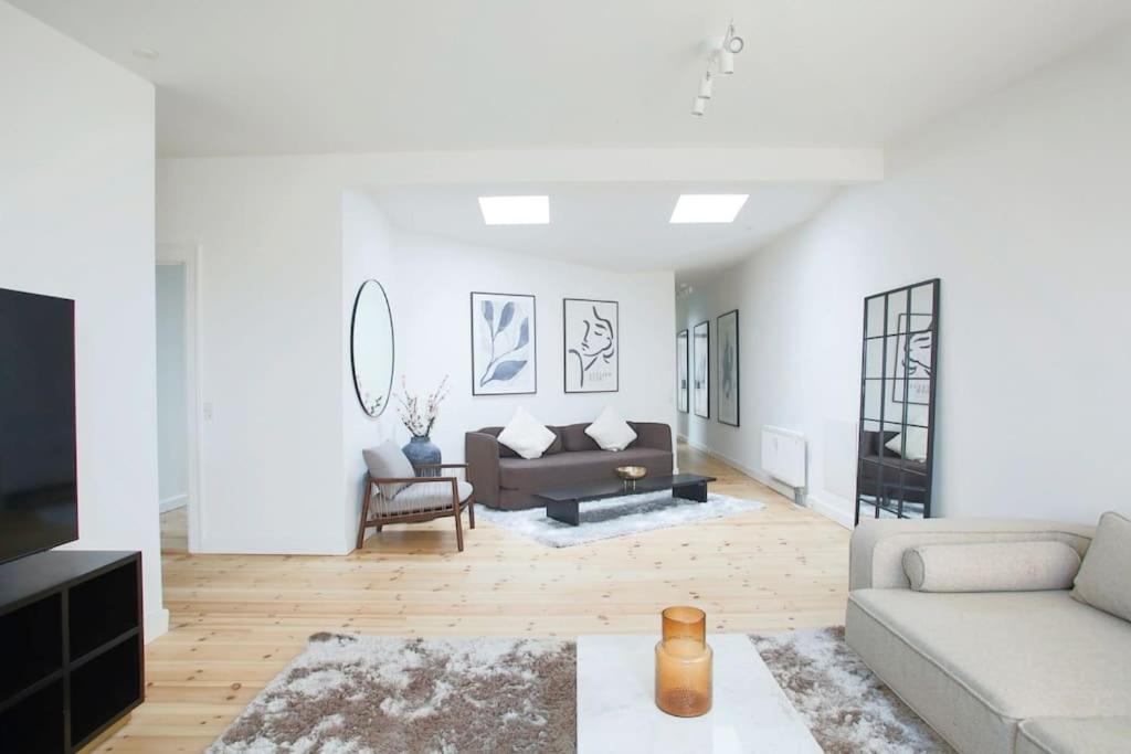 Cozy 3BR Lake View Flat w Bath Tub in Copenhagen - main image