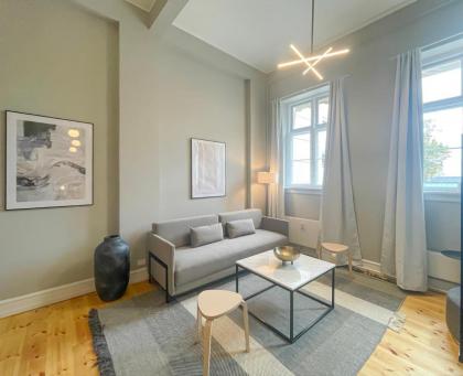 Centrally Located 3 Bedroom Flat - image 2