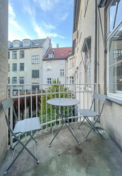 Centrally Located 3 Bedroom Flat - image 20