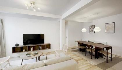 Spacious 3-BR Urban Sanctuary - image 10