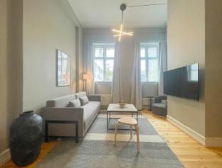 Beautiful 3 Bedroom Flat by Marble Church - main image