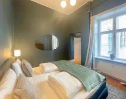 Beautiful 3 Bedroom Flat by Marble Church - image 12