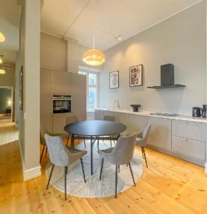 Beautiful 3 Bedroom Flat by Marble Church - image 8